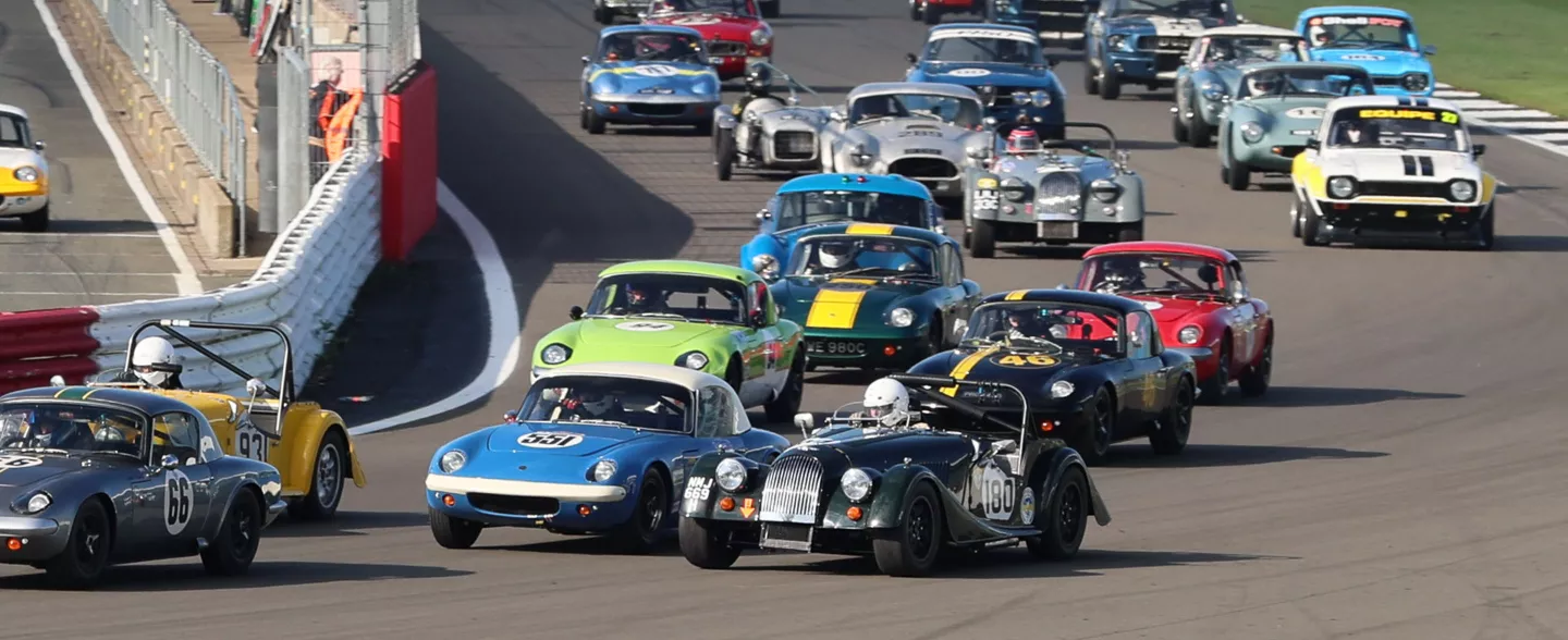 super sprint eqipe cars on track at silverstone