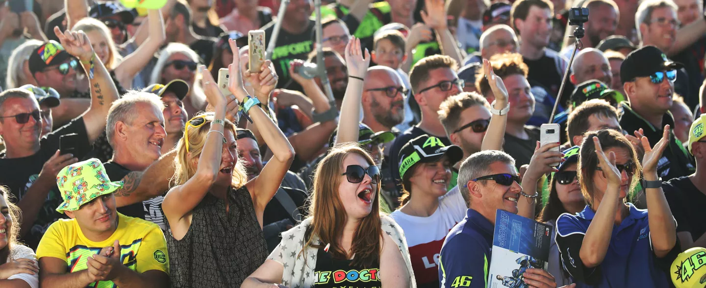 motogp-fans-hands-2019